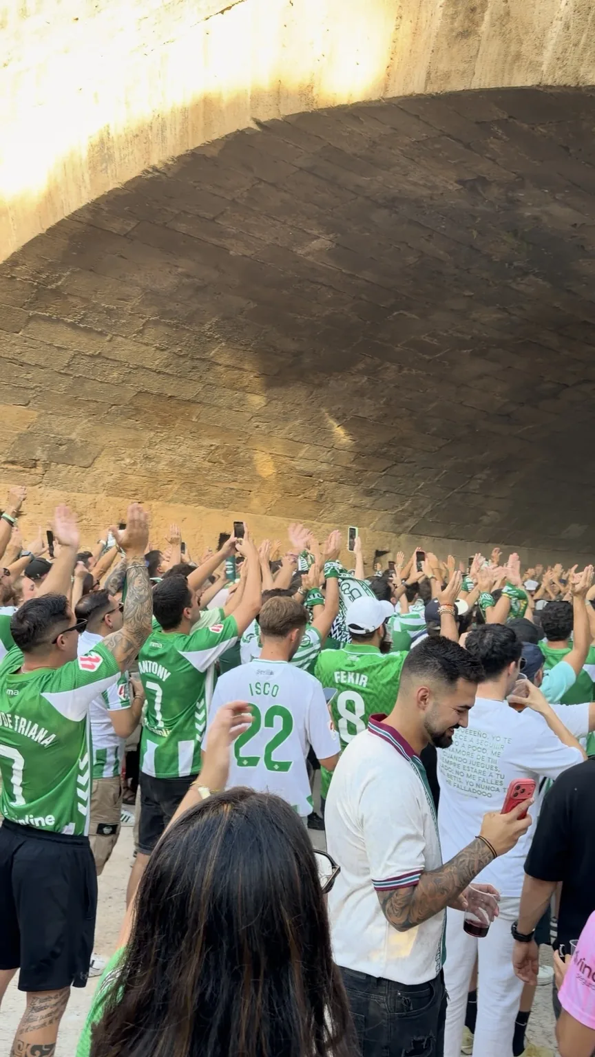 Aficionados del Betis reunidos en los alrededores