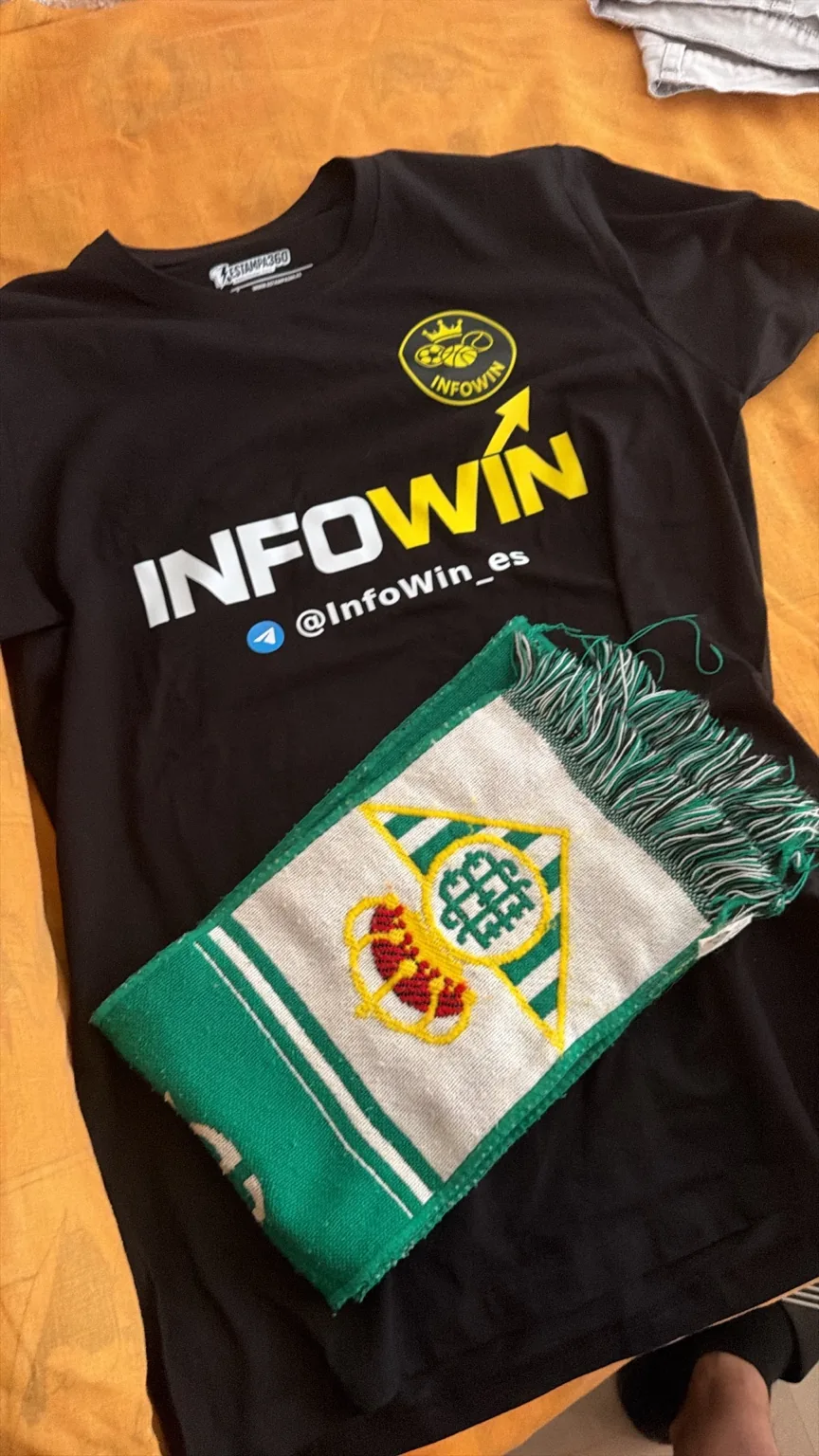 Camiseta de InfoWin junto a una bufanda del Betis