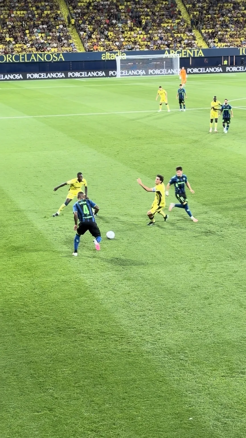Villarreal y Betis disputando el balón sobre el césped