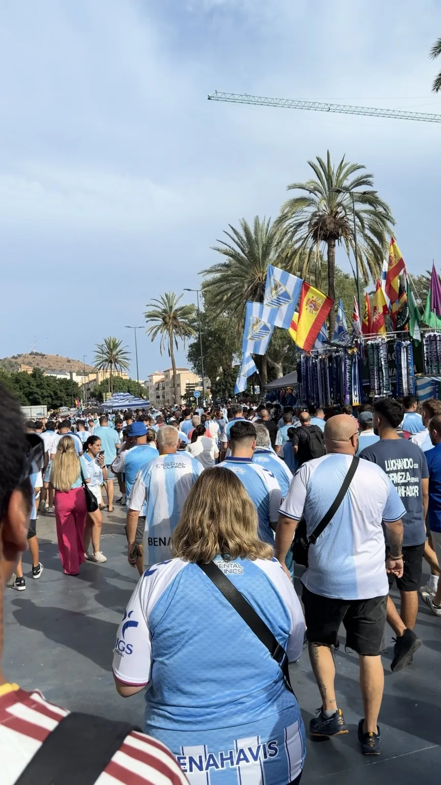 Aficionados caminando hacia La Rosaleda en Málaga