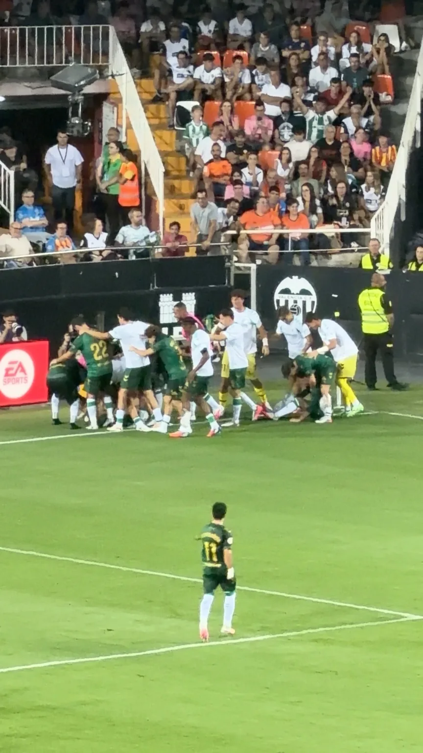 Jugadores de fútbol cerca de un córner de Mestalla
